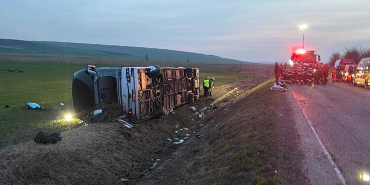 foto-video-plan-rosu-in-vaslui:-un-autocar-cu-44-de-pasageri-s-a-rasturnat-pe-dn-24-un-mort-si-15-raniti-–-hotnews.ro
