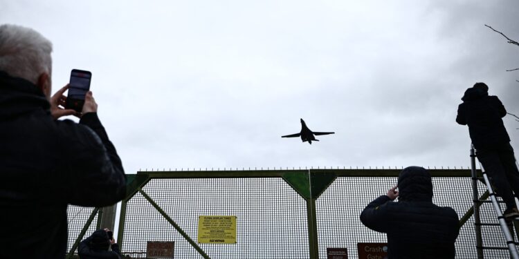 londra-acuza-iranul-de-atacuri-iresponsabile,-dupa-lansarea-de-rachete-cu-raza-record-catre-o-baza-sua-uk-–-hotnews.ro