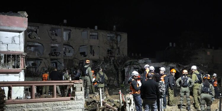 video-iran-a-tintit-un-centru-nuclear-din-israel,-dar-racheta-a-lovit-langa-/-sistemul-antiaerian-a-ratat-interceptarea-zeci-de-raniti-–-hotnews.ro