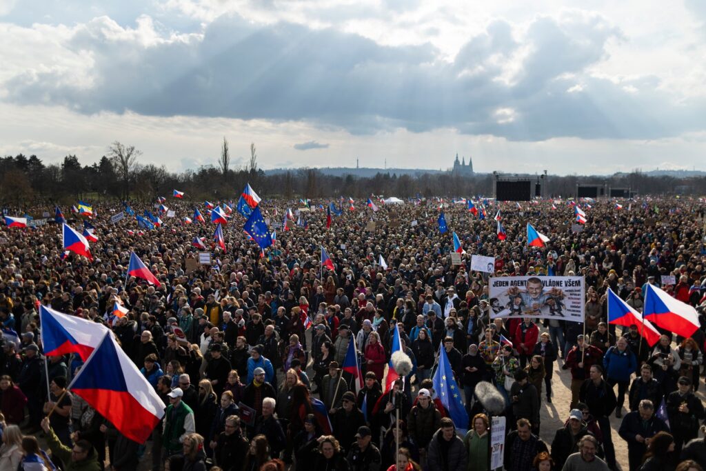 foto/video-zeci-de-mii-de-cehi-au-protestat-impotriva-guvernului-la-praga-nu-vrem-sa-fim-ungaria-–-hotnews.ro