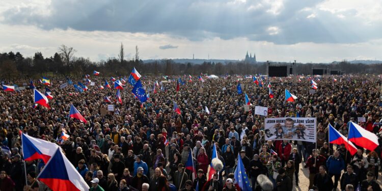 foto/video-zeci-de-mii-de-cehi-au-protestat-impotriva-guvernului-la-praga-nu-vrem-sa-fim-ungaria-–-hotnews.ro