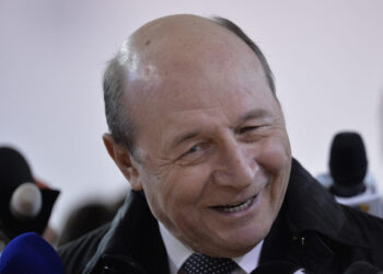 motorina-a-ajuns-la-10-lei.-basescu-spune-pana-cand-va-continua-scumpirea-carburantilor