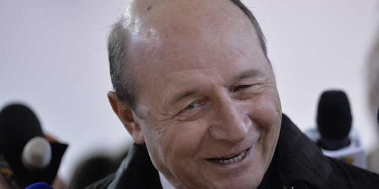 motorina-a-ajuns-la-10-lei.-basescu-spune-pana-cand-va-continua-scumpirea-carburantilor