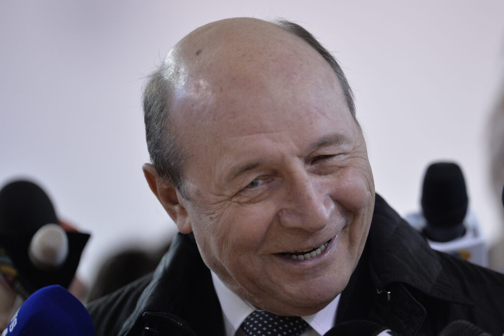 motorina-a-ajuns-la-10-lei.-basescu-spune-pana-cand-va-continua-scumpirea-carburantilor