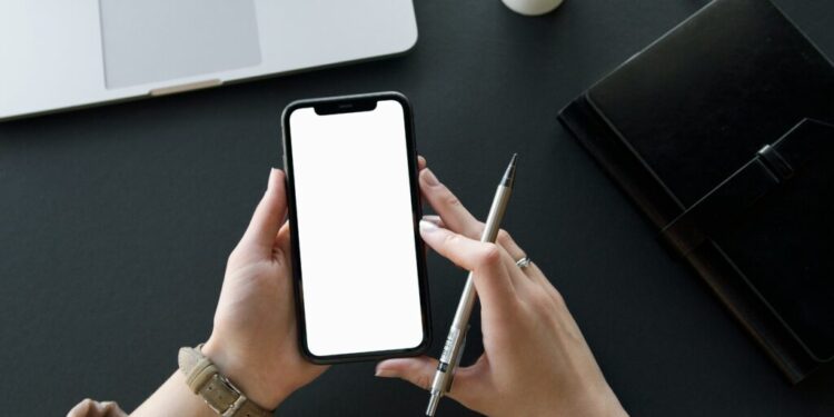 sase-din-zece-copii-din-romania-au-primit-mesaje-cu-caracter-sexual-pe-internet.-un-regulament-al-pe-stagneaza-de-doi-ani