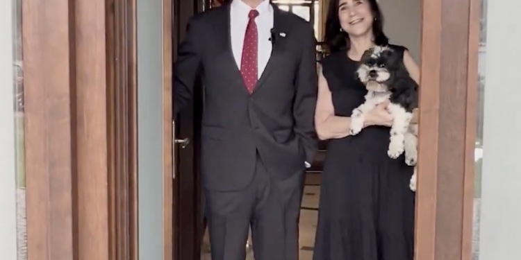 buna-ziua!-primul-mesaj-al-ambasadorului-sua-in-romania.-ce-transmite-si-de-cine-este-insotit-la-bucuresti