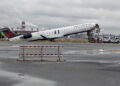 video-momentul-accidentului-aviatic-de-pe-aeroportul-laguardia-din-new-york-a-fost-filmat-a-fost-ca-si-cum-avionul-s-a-rupt-in-doua-–-hotnews.ro