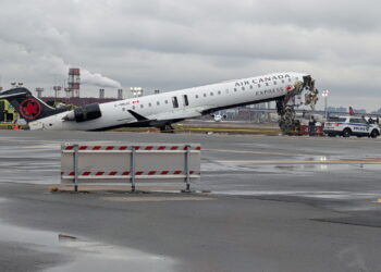 video-momentul-accidentului-aviatic-de-pe-aeroportul-laguardia-din-new-york-a-fost-filmat-a-fost-ca-si-cum-avionul-s-a-rupt-in-doua-–-hotnews.ro