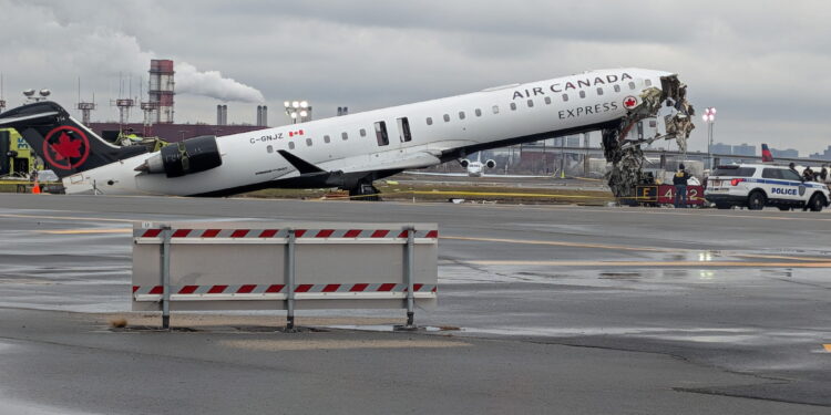 video-momentul-accidentului-aviatic-de-pe-aeroportul-laguardia-din-new-york-a-fost-filmat-a-fost-ca-si-cum-avionul-s-a-rupt-in-doua-–-hotnews.ro