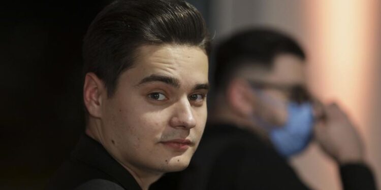 selly-tocmai-a-batut-palma-cu-una-dintre-cele-mai-importante-vedete-de-televiziune-din-romania:-este-cel-mai-bun-brand-ambassador-nu-stiu-daca-i-ai-vazut-cifrele-–-hotnews.ro