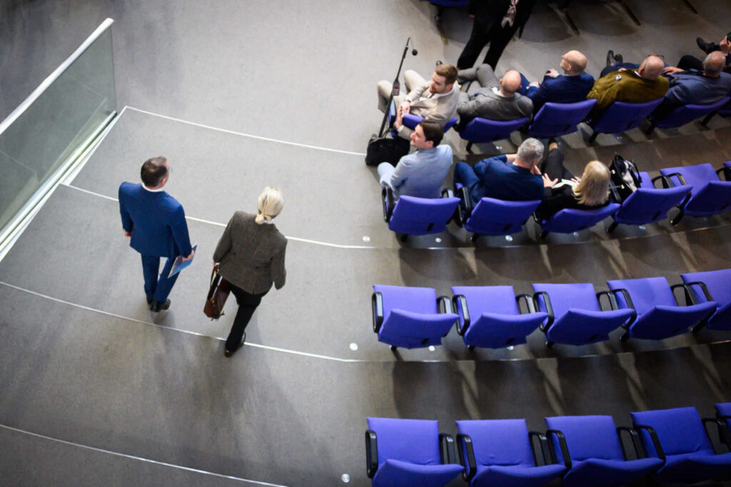 legaturile-partidului-extremist-german-afd-cu-rusia-nasc-temeri-privind-scurgerea-de-informatii-sensibile-din-ue-catre-oamenii-lui-putin-–-hotnews.ro