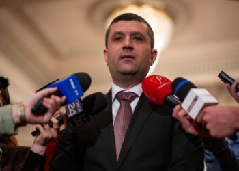 ministrul-apararii-despre-implicarea-tarii-in-reluarea-traficului-prin-stramtoarea-ormuz:-singurul-lucru-care-s-a-decis-este-ca-un-numar-de-tari,-printre-care-si-romania,-au-ridicat-mana-si-au-spus-da,-o-sa-ma-implic”