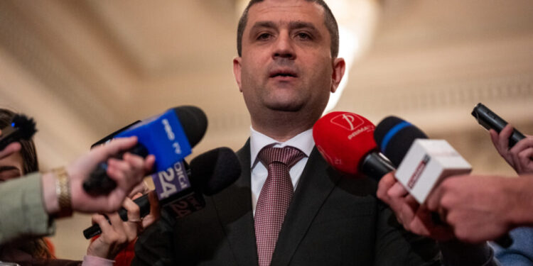 ministrul-apararii-despre-implicarea-tarii-in-reluarea-traficului-prin-stramtoarea-ormuz:-singurul-lucru-care-s-a-decis-este-ca-un-numar-de-tari,-printre-care-si-romania,-au-ridicat-mana-si-au-spus-da,-o-sa-ma-implic”