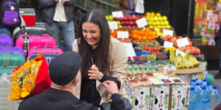 foto-/-video-esti-frumoasa-ca-un-gol-in-minutul-90:-un-suporter-roman-si-a-cerut-iubita-in-casatorie-pe-strazile-din-istanbul,-inaintea-meciului-romaniaturcia-–-hotnews.ro