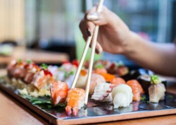 capitala-europeana-in-care-te-simti-ca-n-japonia:-onigiri-artizanali-si-o-locatie-superba-pe-malul-apei