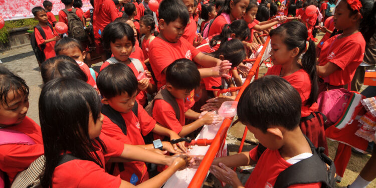 peste-70-de-milioane-de-copii-au-ramas-de-sambata-fara-acces-la-retelele-sociale-in-indonezia:-niciun-spatiu-de-compromis-–-hotnews.ro