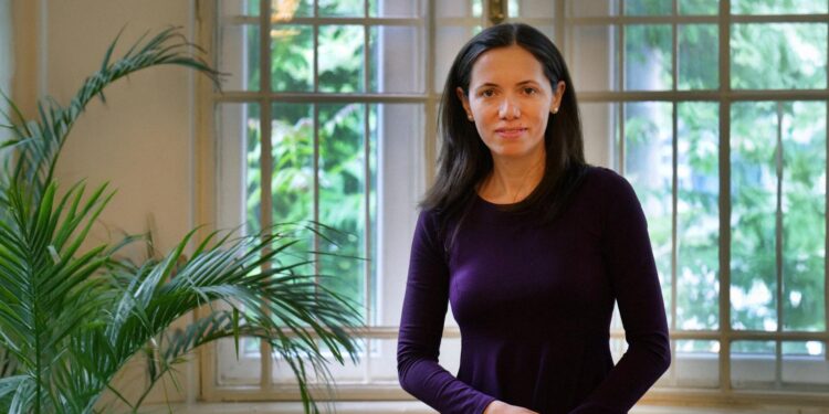 mirabela-gradinaru,-partenera-lui-nicusor-dan,-la-o-masa-rotunda-pe-tema-adictiilor-la-copii-si-adolescenti-–-hotnews.ro