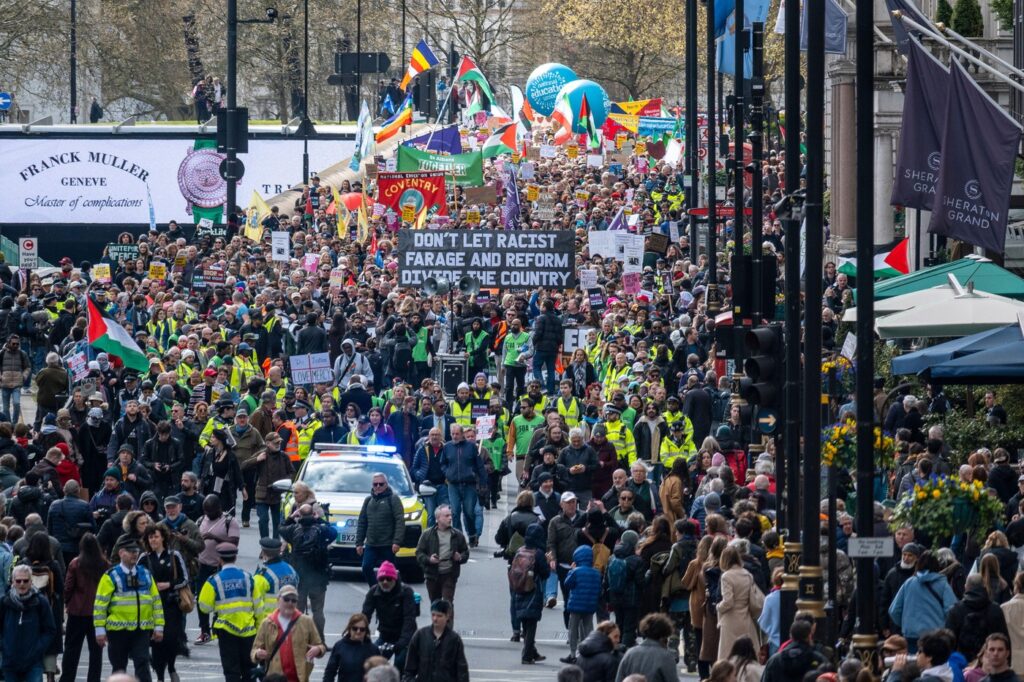manifestatie-de-proportii-la-londra-zeci-de-mii-de-oameni-au-participat-la-un-mars-impotriva-extremei-drepte-–-hotnews.ro