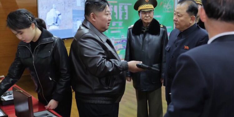 kim-jong-un-a-inspectat-un-motor-cu-combustibil-solid-si-un-nou-tanc,-pe-fondul-intensificarii-dezvoltarii-militare-a-phenianului