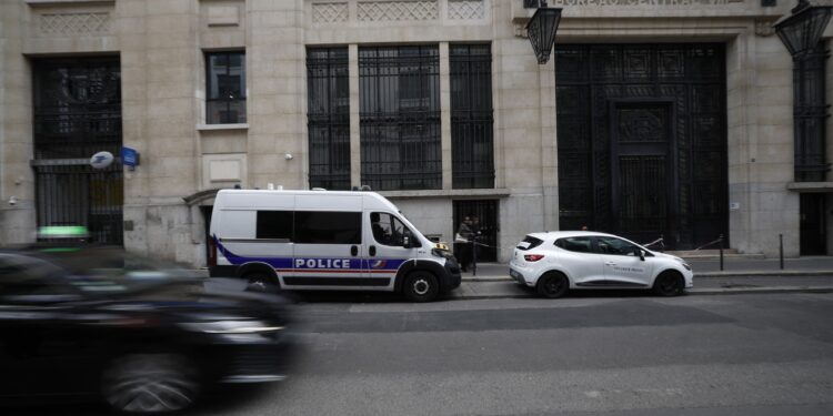 atentat-terorist-dejucat-la-paris,-in-fata-bank-of-america-autorul,-imobilizat-chiar-inainte-sa-declanseze-explozia-–-hotnews.ro