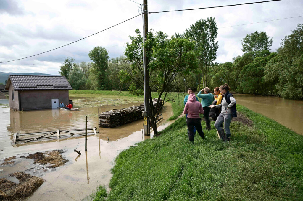 risc-de-inundatii-in-16-judete-hidrologii-au-emis-o-avertizare-de-cod-galben-–-hotnews.ro