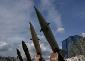 iranul-a-lovit-doua-dintre-cele-mai-mari-fabrici-de-aluminiu-din-lume-si-ameninta-acum-universitatile-americane-din-golf-–-hotnews.ro