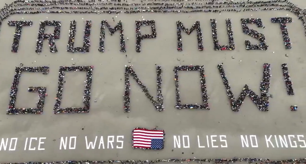 mii-de-oameni-au-format-din-corpurile-lor-un-mesaj-urias-anti-trump-pe-o-plaja-din-california