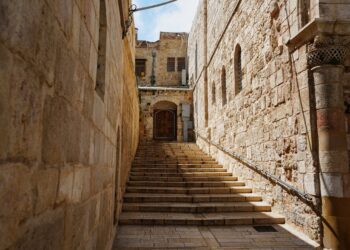 pentru-prima-data-in-ultimele-secole-politia-israeliana-nu-l-a-lasat-pe-patriarhul-ierusalimului-sa-intre-la-sfantul-mormant-pentru-slujba-de-florii-–-hotnews.ro