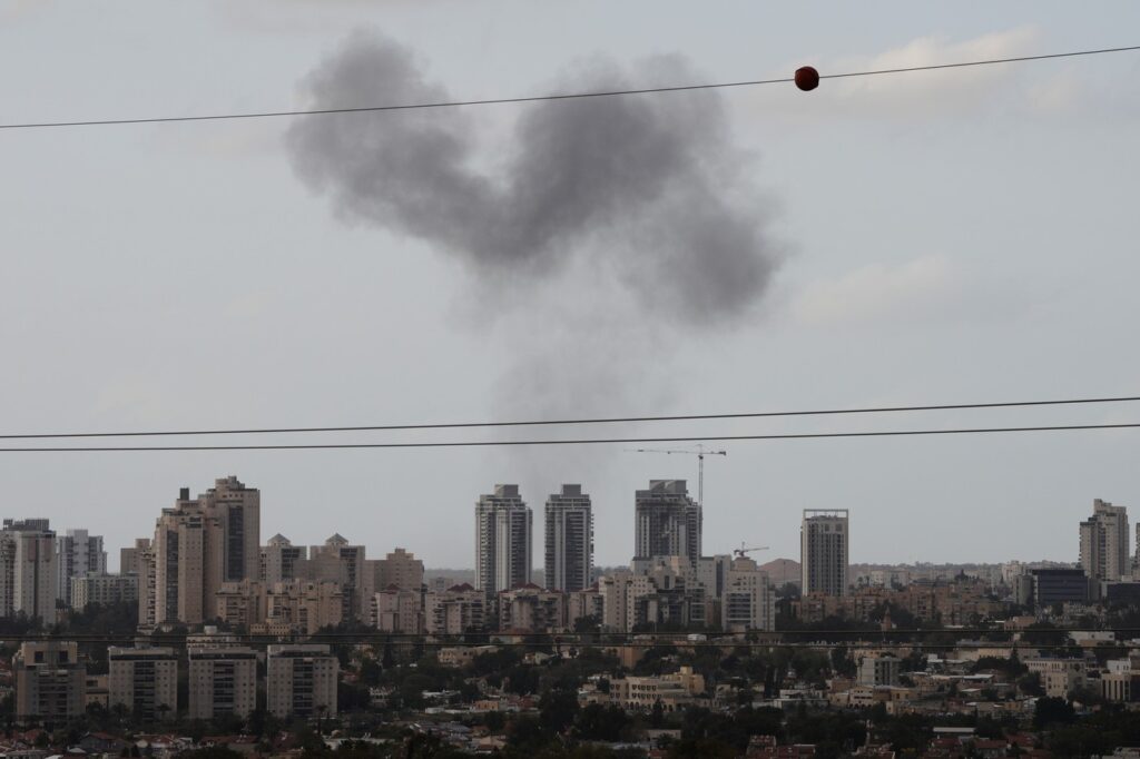 video-noul-val-de-lovituri-iraniene-in-israel-o-platforma-industriala-a-fost-incendiata-–-hotnews.ro