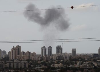 video-noul-val-de-lovituri-iraniene-in-israel-o-platforma-industriala-a-fost-incendiata-–-hotnews.ro