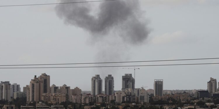 video-noul-val-de-lovituri-iraniene-in-israel-o-platforma-industriala-a-fost-incendiata-–-hotnews.ro