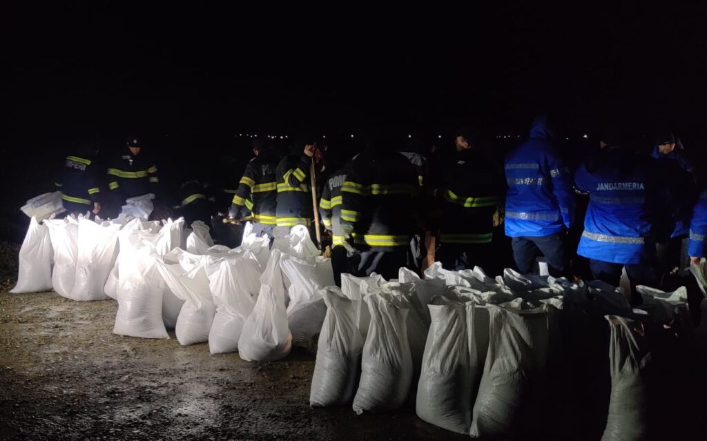 inundatii-in-vrancea-o-persoana-surprinsa-de-viitura,-salvata-peste-160-de-oameni-au-refuzat-evacuarea-–-hotnews.ro