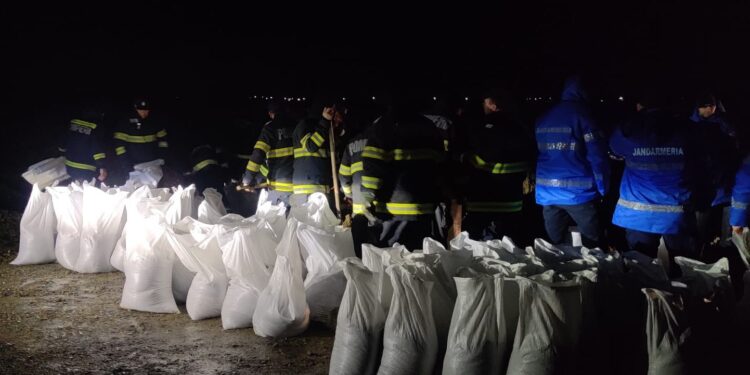 inundatii-in-vrancea-o-persoana-surprinsa-de-viitura,-salvata-peste-160-de-oameni-au-refuzat-evacuarea-–-hotnews.ro