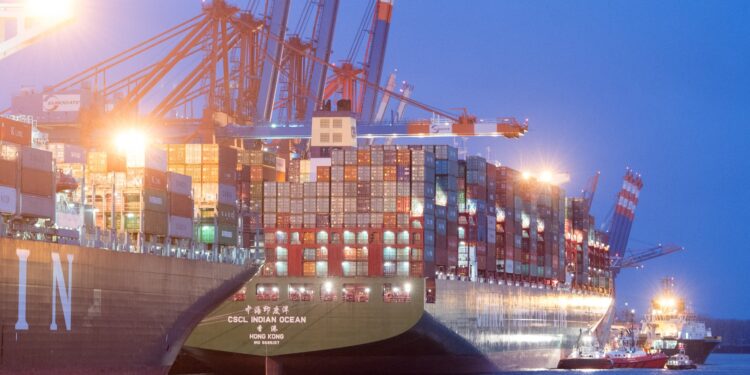 doua-nave-chineze-masive-au-trecut-prin-stramtoarea-ormuz,-dupa-ce-saptamana-trecuta-s-au-intors-din-drum-–-hotnews.ro