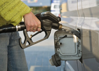 plinul-de-460-de-lei-si-faina-de-2-lei-cum-supravietuiesc-romanii-cand-benzina-trece-de-9-lei-–-hotnews.ro