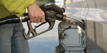 plinul-de-460-de-lei-si-faina-de-2-lei-cum-supravietuiesc-romanii-cand-benzina-trece-de-9-lei-–-hotnews.ro