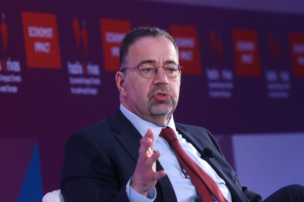 mesajul-unui-laureat-nobel-pentru-economie,-transmis-la-evenimentul-the-economist-la-bucuresti-pe-tema-problemelor-democratiei-liberale:-au-aparut-calculatoarele-si-au-rescris-totul-–-hotnews.ro