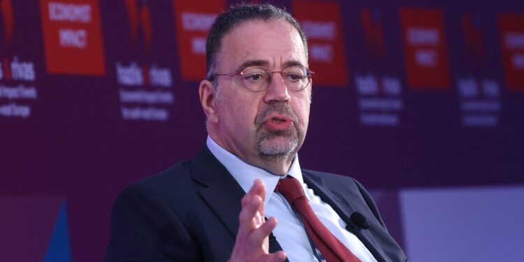 mesajul-unui-laureat-nobel-pentru-economie,-transmis-la-evenimentul-the-economist-la-bucuresti-pe-tema-problemelor-democratiei-liberale:-au-aparut-calculatoarele-si-au-rescris-totul-–-hotnews.ro