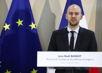 video-seful-diplomatiei-franceze-ii-acuza-de-tradare-pe-primarii-proaspat-alesi-care-au-dat-jos-drapelul-ue-–-hotnews.ro