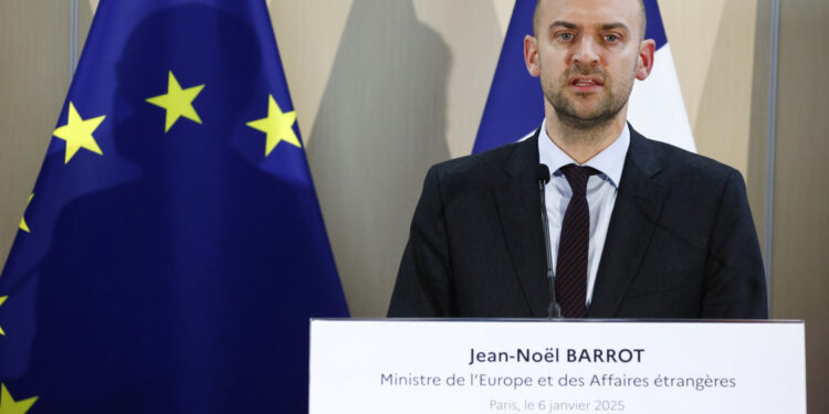 video-seful-diplomatiei-franceze-ii-acuza-de-tradare-pe-primarii-proaspat-alesi-care-au-dat-jos-drapelul-ue-–-hotnews.ro