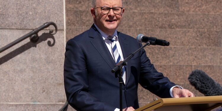 premierul-australiei-estimeaza-cat-ar-putea-dura-criza-petroliera-si-da-recomandari-populatiei:-deplasati-va-la-munca-cu-trenul-sau-autobuzul