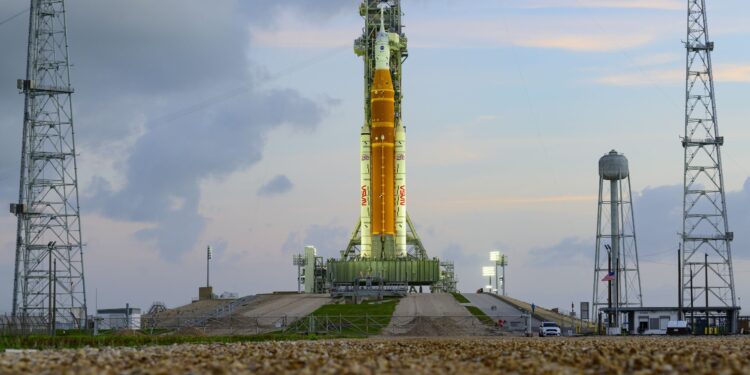 eveniment:-misiunea-artemis-ii-a-nasa,-in-scurt-timp-oamenii-se-apropie-de-luna-pentru-prima-data-dupa-mai-bine-de-jumatate-de-secol-–-hotnews.ro