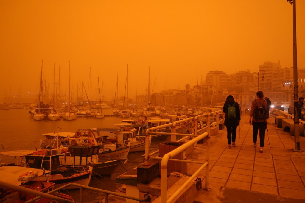 video-peisaj-martian-in-grecia-o-furtuna-de-nisip-african-a-perturbat-transporturile-–-hotnews.ro