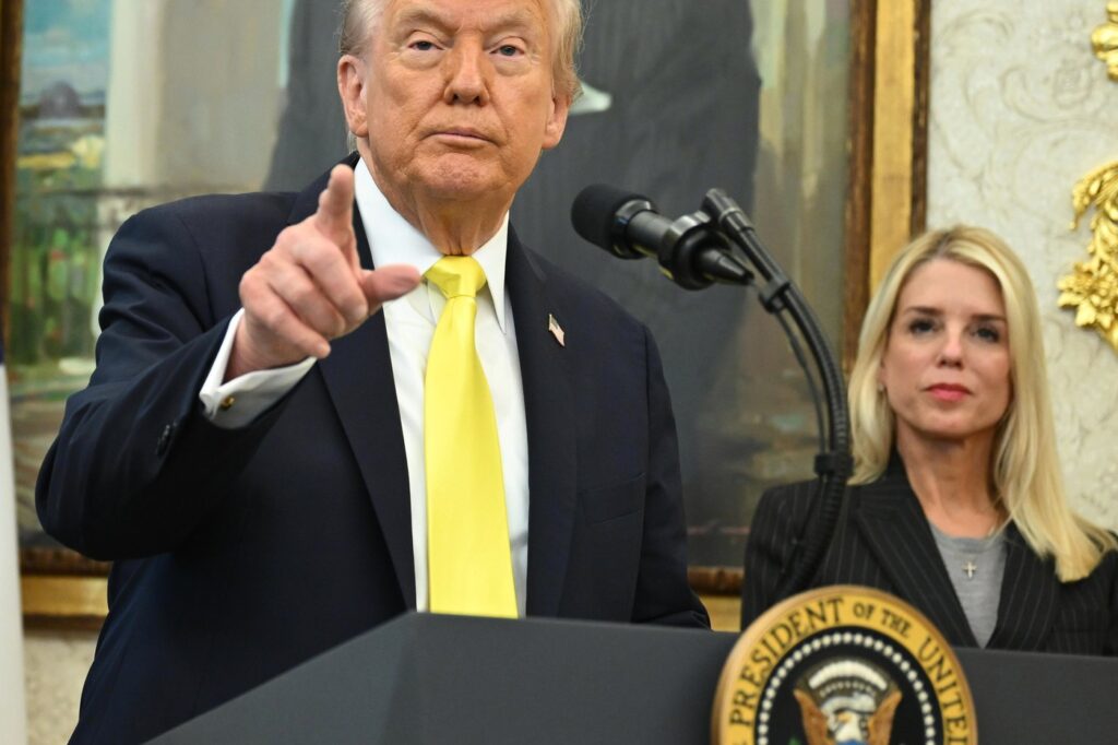 dupa-demiterea-sefei-securitatii-interne,-trump-ia-in-calcul-sa-dea-afara-o-alta-persoana-cheie-din-administratia-sa-–-hotnews.ro