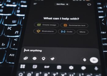 lingusitorul-chatgpt-vrea-sa-fie-mereu-de-acord-cu-noi-pericolele-aduse-de-interactiunile-cu-ai-ul-–-hotnews.ro