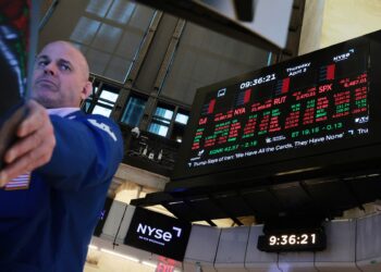 efectul-pe-bursa-dupa-ce-trump-a-promis-noi-atacuri-asupra-iranului-s-a-vazut-imediat-la-cat-a-ajuns-pretul-petrolului-–-hotnews.ro