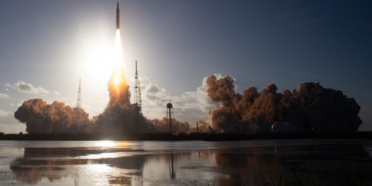 misiunea-artemis-2-catre-luna-intra-in-a-doua-etapa-in-aceasta-noapte:-parasirea-orbitei-terestre-–-hotnews.ro