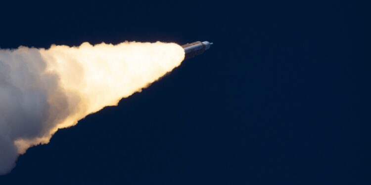 video-imagini-spectaculoase-cu-misiunea-artemis-ii,-surprinse-de-pasagerul-unui-avion-/-primele-declaratii-ale-astronautilor-care-se-indreapta-catre-luna-–-hotnews.ro