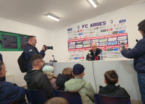 conferinta-inedita-a-lui-bogdan-andone!-cu-sala-plina-de-copii,-a-vorbit-despre-obiectivele-echipei:-suntem-singurii