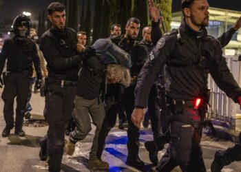 foto/video-protest-anti-razboi-la-tel-aviv,-dispersat-de-politie-netanyahu-este-cea-mai-mare-amenintare-–-hotnews.ro